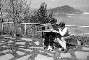 Con su madre, en Villa Aloha, aprendiendo a dibujar. 1955.